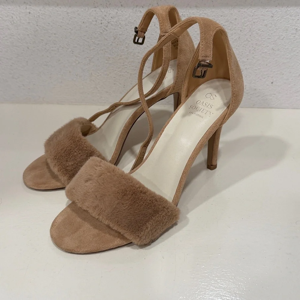 VICI Oasis Society Hadley Feather Heels Nude Almond Beige ankle strap Size 8.5